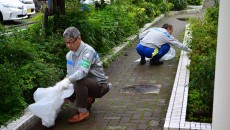 S雨の中の清掃