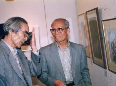 個展会場に訪れた八木義徳さん（左）と小林邦二さん　1992年