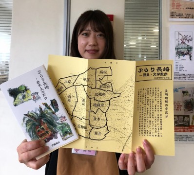 本を紹介する職員