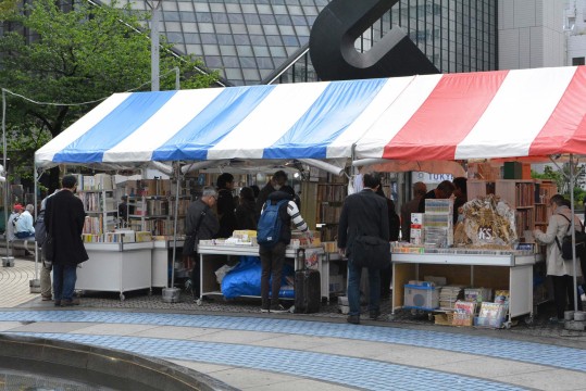 S古本を探す人の様子