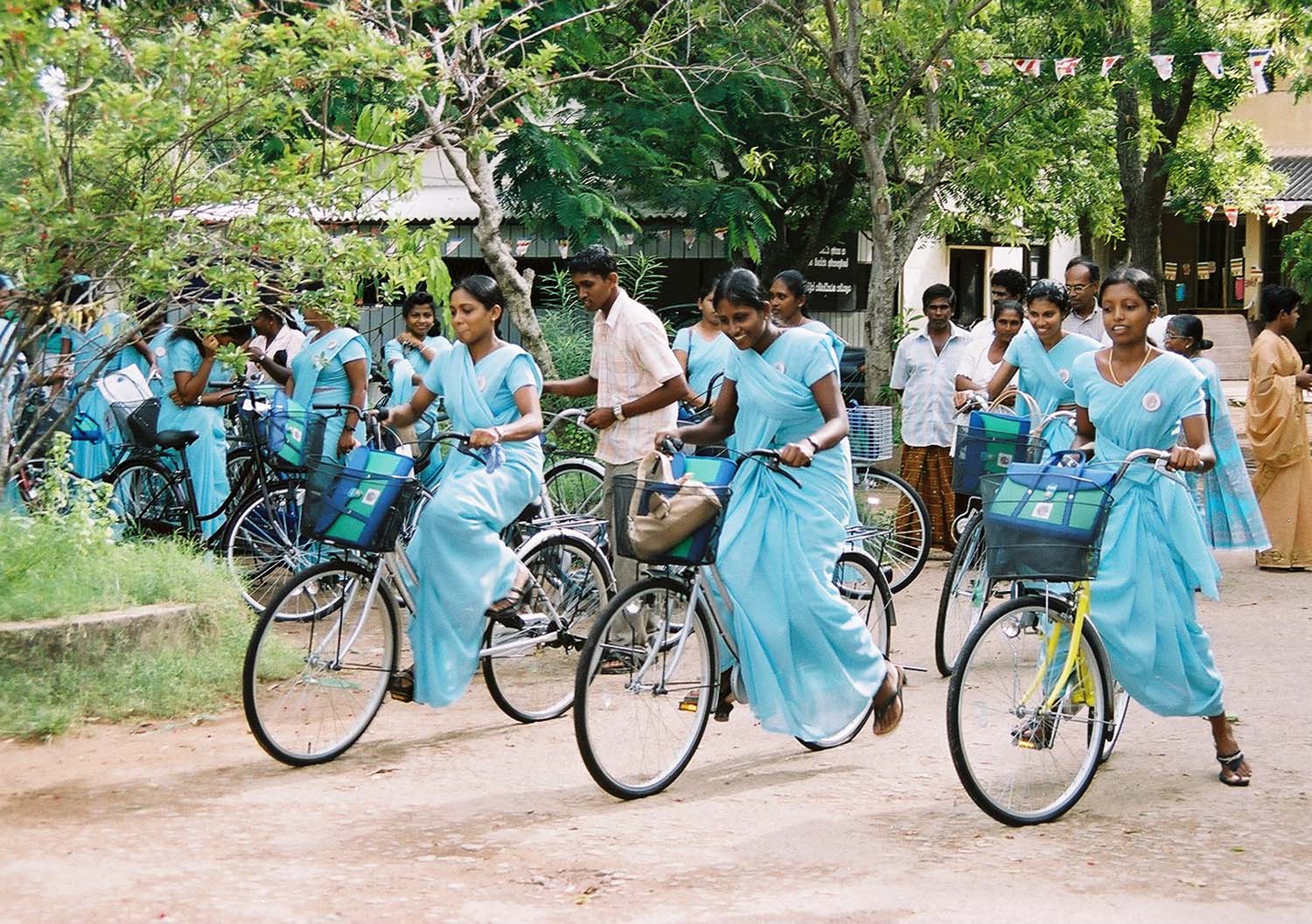 S28 スリランカ_再生自転車を利用する保健ボランティア