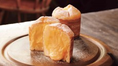 【CACHETTE】焼きカスタードメロンパン
（1個）301円
上部はクッキーのようなサクッと、側面はふんわり。中にはなめらかなカスタードクリームが入ったマフィン型のメロンパン。《実演》