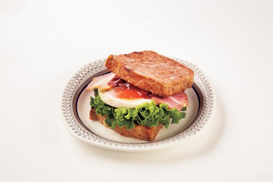 写真①　ミートローフのベーコンレタスバーガー　　