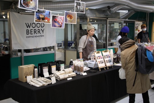 「WOODBERRY」では食事系パンケーキやアサイボールなどを提供するイートインスペースを展開