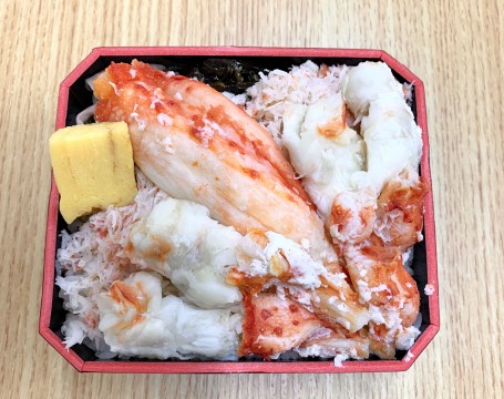 『タラバとズワイのかに贅沢弁当』（2,592円）