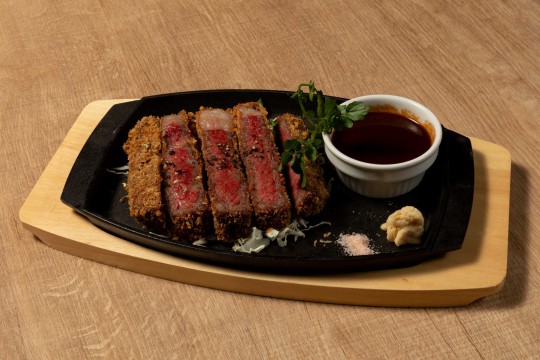 “ Bifukatsu在一家成人肉餐廳！ !! Demiglas醬和西山葵”