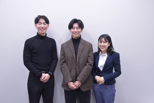 동영상을 제작 한 릿쿄 학생 (왼쪽 :오다 씨, 중앙 : 아리카와 씨, 오른쪽 : 미요시 씨)