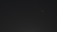 月と木星と土星が写った写真（イメージ） ※観賞会当日は満月・木星・土星が並びます