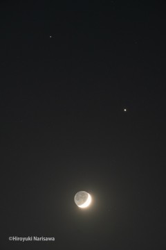Photograph of the moon, Jupiter, and Saturn (image) * Full moon, Jupiter, and Saturn are lined up on the day of the viewing.