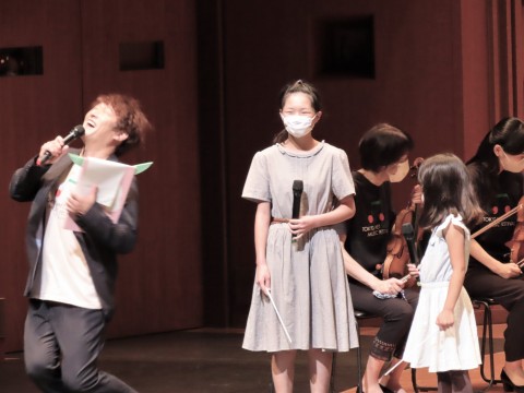 A girl who shakes her head when asked "Do you want to conduct again?" Mr. Kobayashi who collapses unintentionally