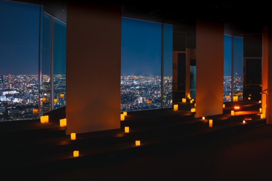 相沢さん「夜のサンシャイン60展望台の素敵な空間」