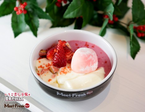 Strawberry almond tofu + Yukimi Daifuku