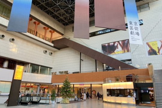 東京芸術劇場の特徴である広いアトリウム。右下に見えるのがボックスオフィス。