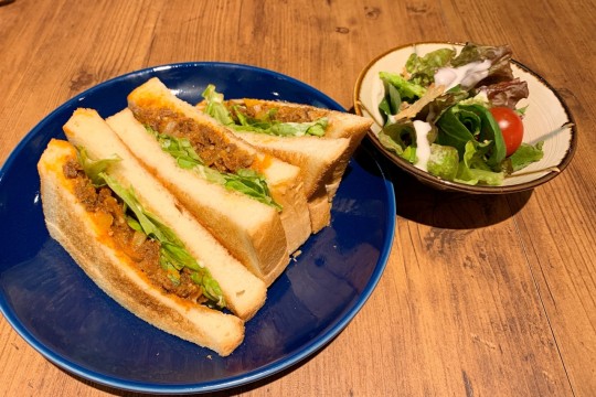 「다지마 소의 샌드우치」 단품으로 세금 포함 1,500엔, 음료와 샐러드가 세트로 세금 포함 2,000엔