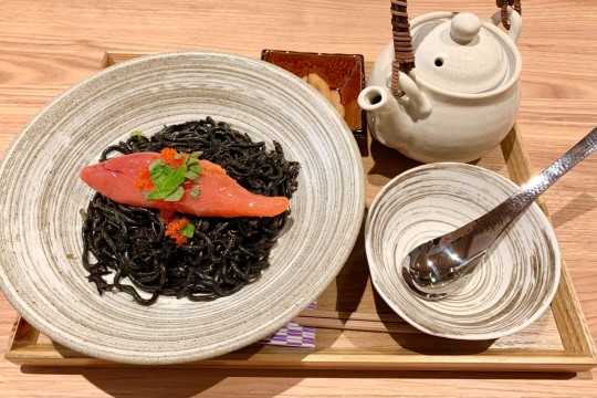 Black spaghetti with mentaiko and raw seaweed