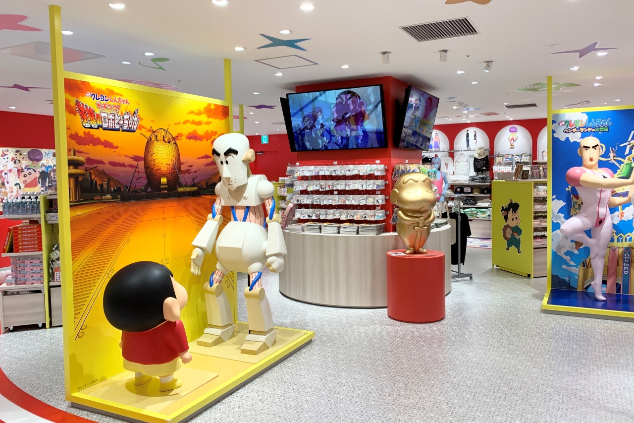 The inside of the store. The golden Shin-chan statue and “Gachinko! Counterattack Robo To-chan] figure set