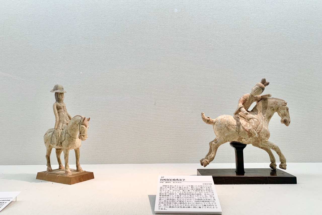 唐代流行的古代波斯馬球比賽的婦女。左“黃白釉彩馬女”，右“白瓷彩馬女”，均出自中國，唐代
