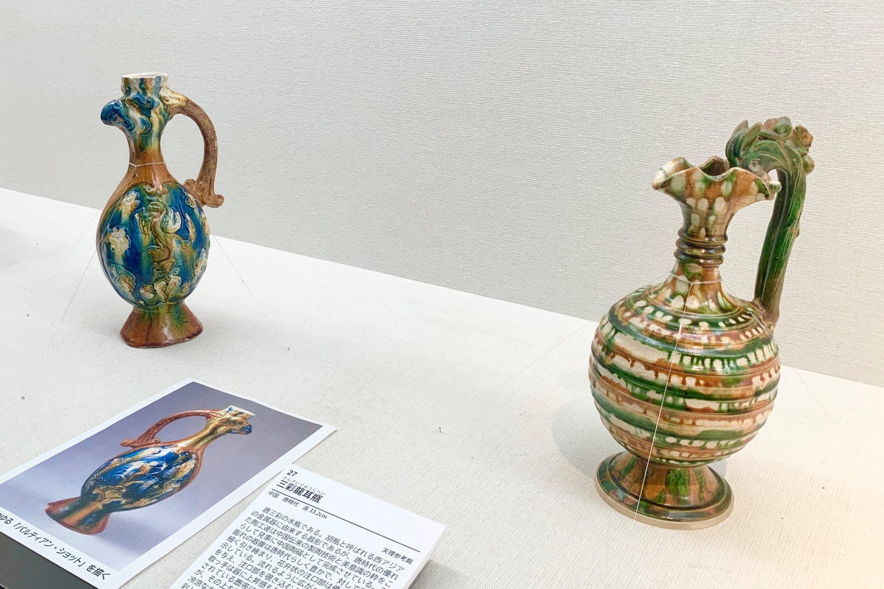 左《三彩狩猟文鳳首瓶》、右《三彩龍耳瓶》いずれも中国、唐時代