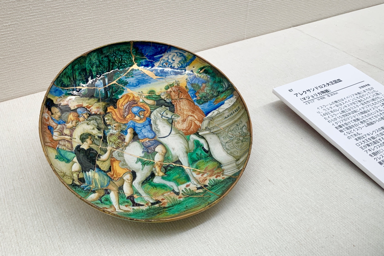 古代ギリシア・ローマの芸術が見直されたルネサンス期らしい作例。《アレクサンドロス大王図皿（マジョリカ陶器）》イタリア、16世紀