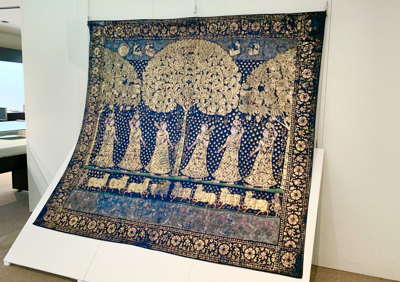 在一座獻給克里希納的寺廟的主圖像後面掛著一塊漂亮的印花棉布。據說它被用作以易於理解的方式向無法閱讀的人傳達故事的手段。 ■ 藝術家不詳<<克里希納畫金 sarasa (Pichuai)>> 17-18 世紀 / 平山鬱夫絲綢之路博物館