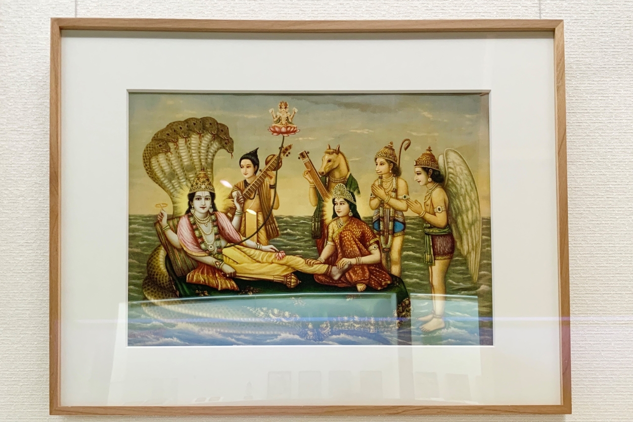ヒンドゥーの神話のうち、ヴィシュヌ派の神話の宇宙創造のエピソードを描いた作品。原初の海としてヴィシュヌが存在しています。　■ヴァースデーオ・H・パンディヤ《シーシャの上に横たわるヴィシュヌ》ドイツ/20世紀前半/福岡アジア美術館