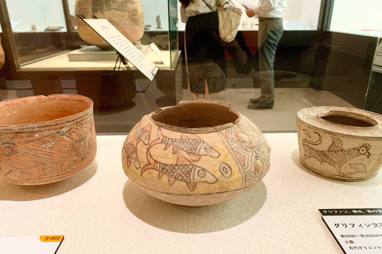 ナール式土器。水や魚は、乾燥地域における豊かさのシンボルだったのでしょうか。■《魚文壺》バローチスターン地方/前3500～前3000年頃/古代オリエント博物館