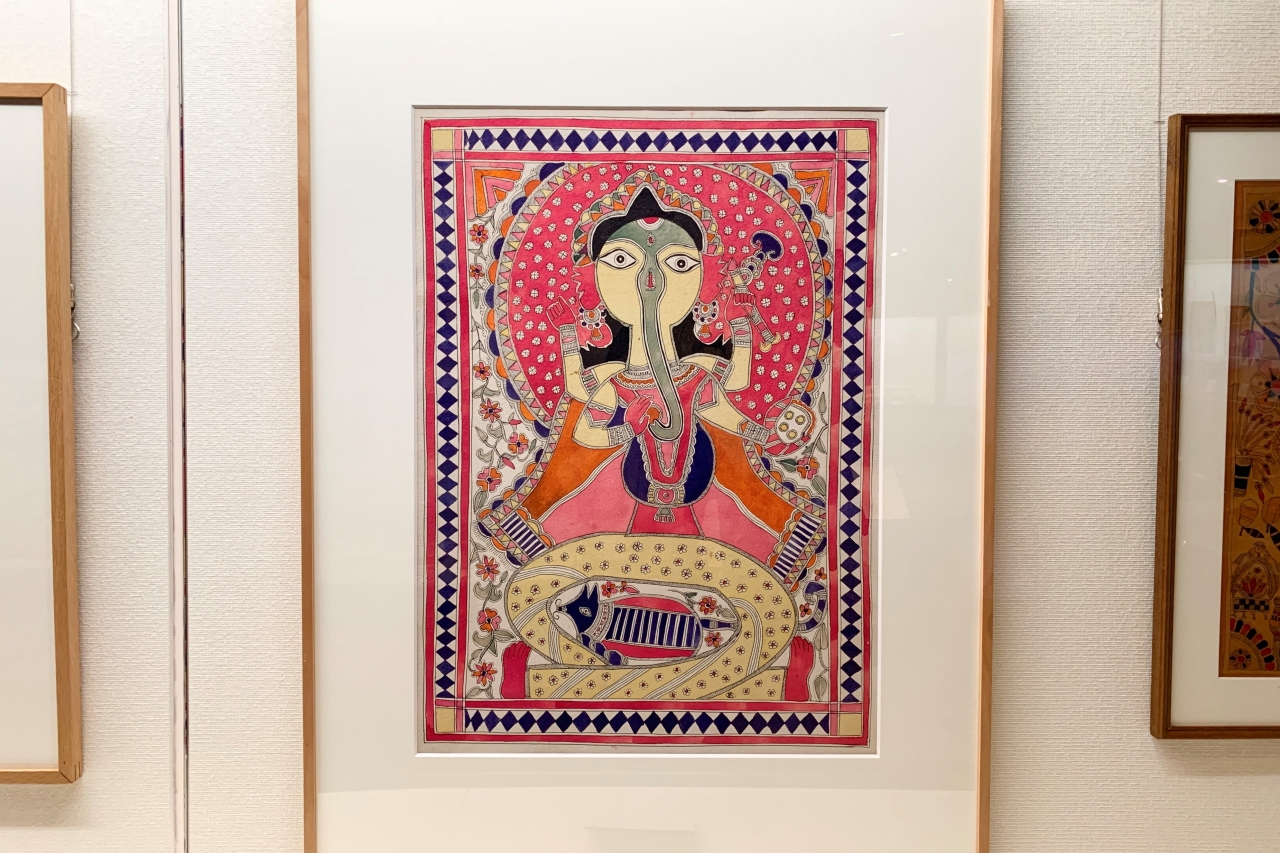 这些名为“Mithila 绘画”的画作主要由比哈尔邦 Mithila 地区的妇女在他们家的泥墙上和地板上绘制，用于在家中进行宗教仪式和人生里程碑。母女相传，祈求五谷丰登，家庭幸福。在现代，它作为艺术品被画在纸和布上。 ■作者不明的“Ganesha”20世纪末/Yutaka Kuroda Collection