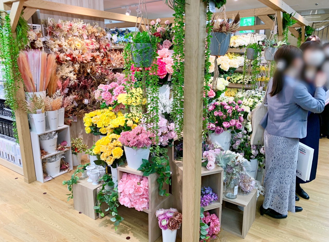 「ダイソー」まるで本物の花屋さんのような造花コーナー。