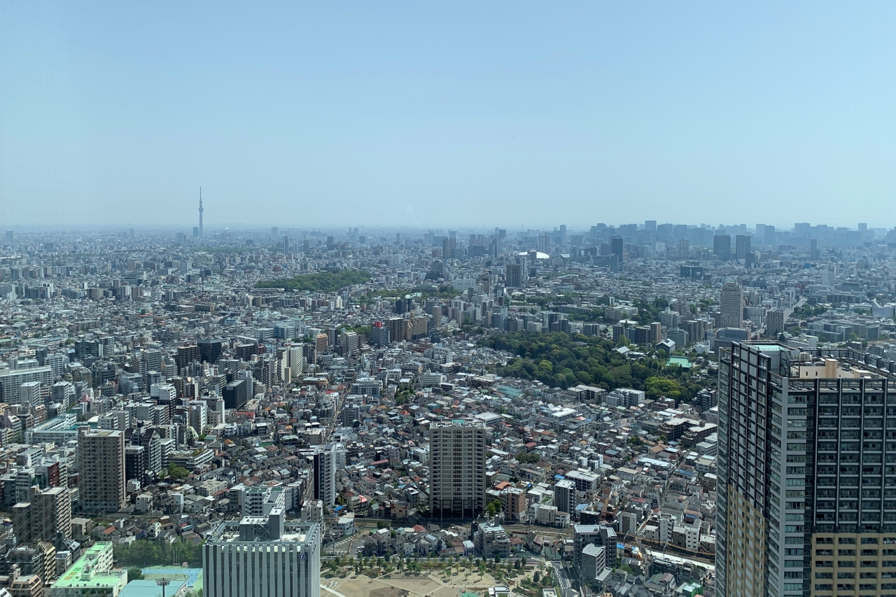 取材日はやや曇っていましたが、展望台の四方に設置された窓からはさまざまな東京の景色が一望できました。