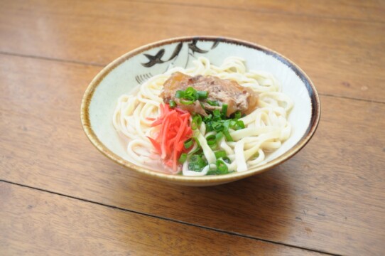 【うるくそば】軟骨ソーキそば 700円 骨まで食べられるとろとろ軟骨ソーキと、沖縄そばでは珍しいオリジナルの豚骨スープをお楽しみいただけます。