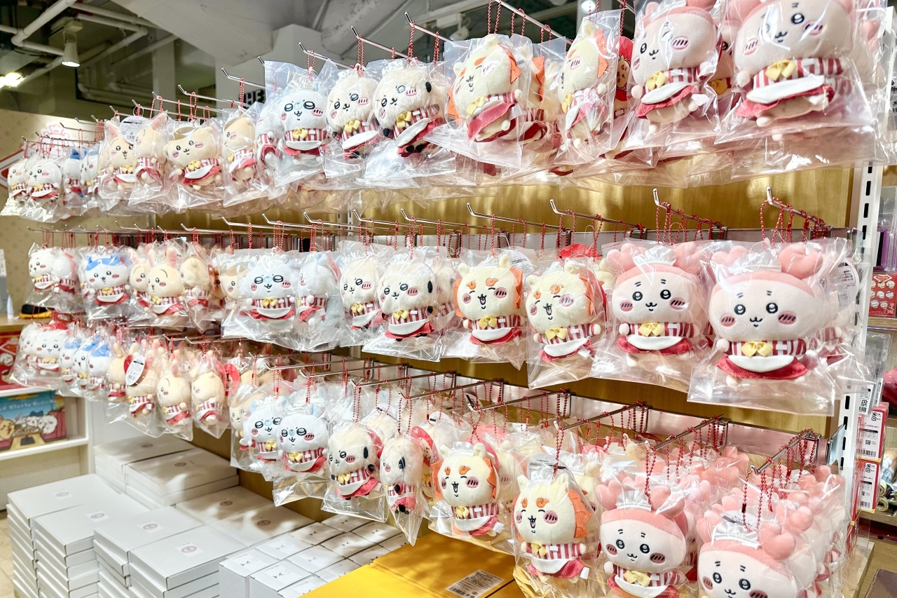 The “hall mascots” (1,540 yen each) were also overwhelmingly cute.