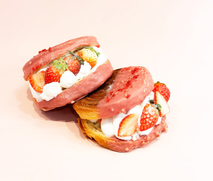 苺とたっぷりの生クリームを挟んだバーガー型のサンドも大人気！