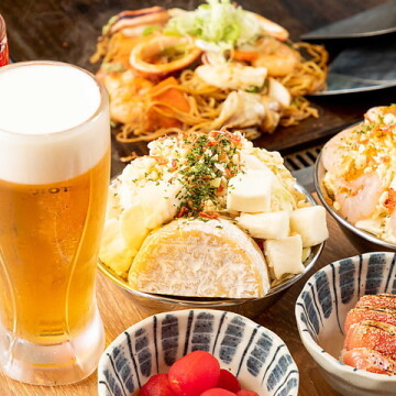 もんじゃ焼きの香ばしい風味とビールのキレは、まさに絶妙な組み合わせ。冷えたビールで喉を潤す瞬間をだしやで。