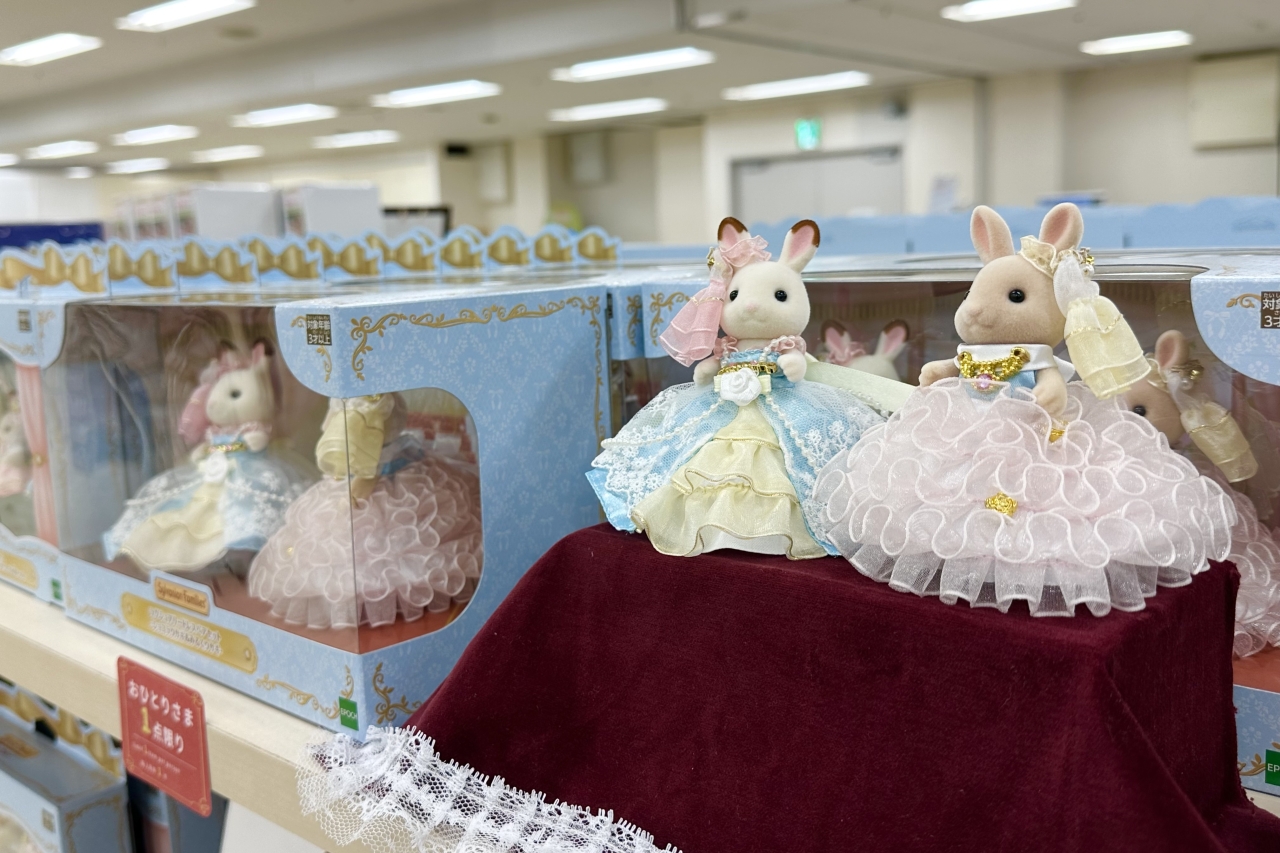 物販エリア。「シルバニアファミリー展40th限定 ラグジュアリードレスペアセット -ショコラウサギ&みるくウサギ-」8,300円(税込)※「エクセレント ドレスアップセット」はおひとり様3つまでご購入いただけます。詳細は展覧会公式HPをご覧ください。