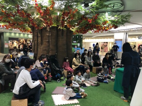 絵本の読み聞かせ会のイメージ