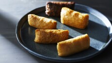 画像上より、黒豆狸いなり 価格：1個152円/五目いなり 価格：1個173円/生姜いなり 価格：1個141円/豆狸いなり 価格：1個130円/わさびいなり 価格：1個130円　※全て税込