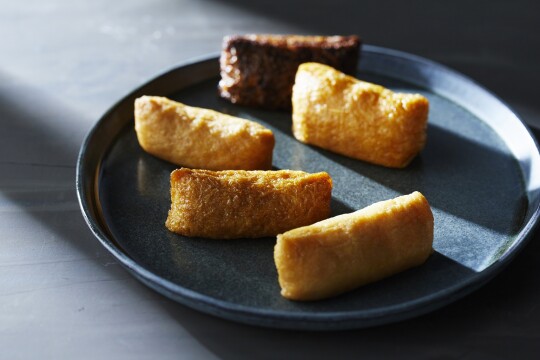画像上より、黒豆狸いなり 価格：1個152円/五目いなり 価格：1個173円/生姜いなり 価格：1個141円/豆狸いなり 価格：1個130円/わさびいなり 価格：1個130円　※全て税込