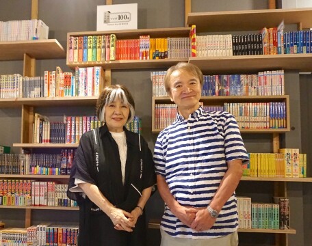 里中満智子選書委員長、すがやみつる選書委員