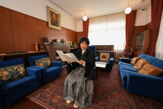 旧江戸川乱歩邸の応接間で、乱歩作『幽霊』の朗読劇を上演