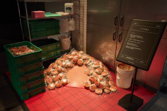 大量のバンズの上に寝そべって写真や動画が撮れる体験型展示、「バンズと炎上」。