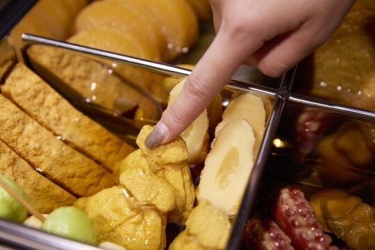 おでんを指でつんつんしながら写真や動画が撮れる体験型展示、「おでんと炎上」。