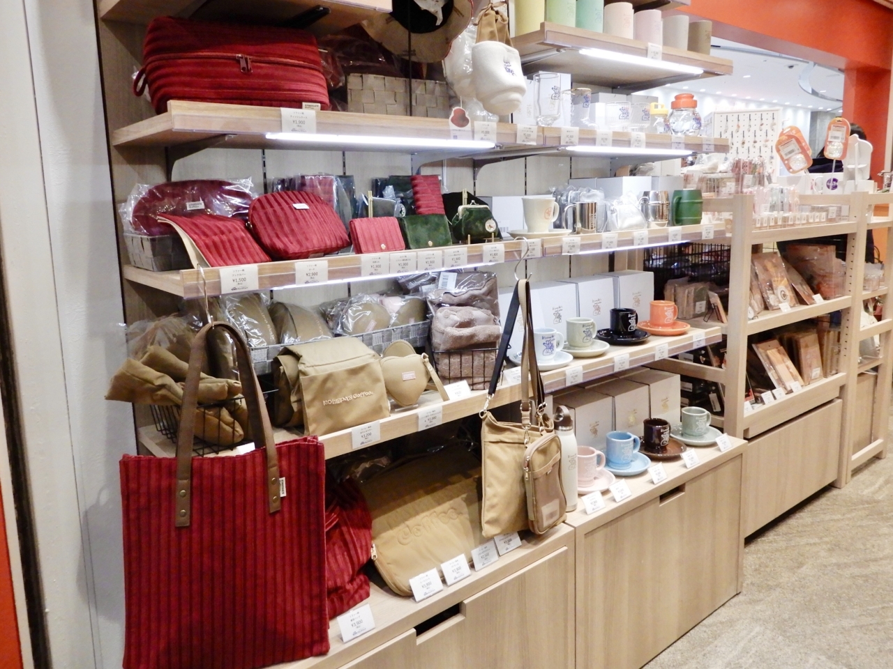 グッズコーナーでは、おなじみのカップ類や、人気のソファー柄トートバッグ、コーヒー染めのサステナブルなポーチなど豊富にラインナップ。