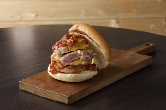 【富良野ぷちぷちバーガー】「ふらの和牛ステーキを載せたこぼれトマトチーズハンバーガー」