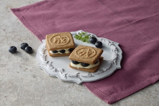 【六花亭】「マルセイバターサンド(生ブルーベリー)」