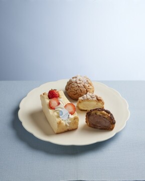 【furano bijou(フラノビジュー)】「ふらの牛乳シフォンサンド〈いちご〉」「ふらの小麦のシュークリーム」