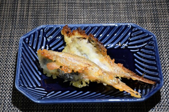 飼育スタッフが未利用魚を使用して調理したサンゴイワシの天ぷら