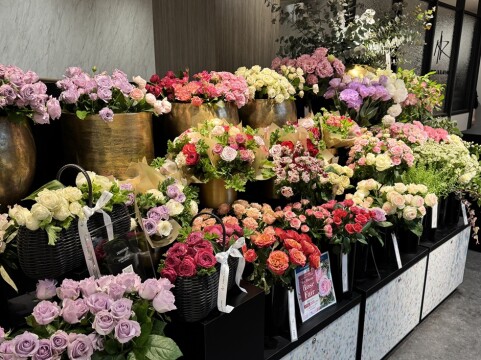 色とりどりのバラが並ぶ生花コーナー