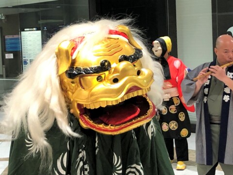 サンシャインシティを獅子舞が練り歩き