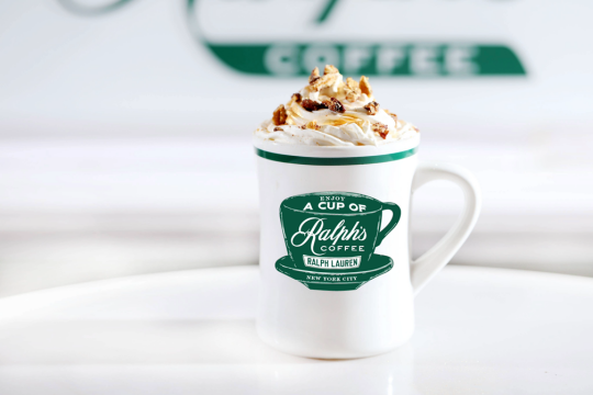 キャラメル ピーカンナッツ ラテ　イートイン ¥847、テイクアウト ¥831（すべて税込）