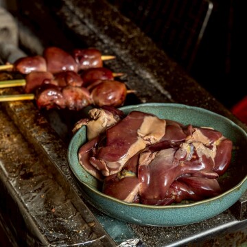 炭にこだわり備長炭で強火で一気に焼き上げる焼鳥は、外はカリ中はふわの逸品。画像はあべ鳥のレバー